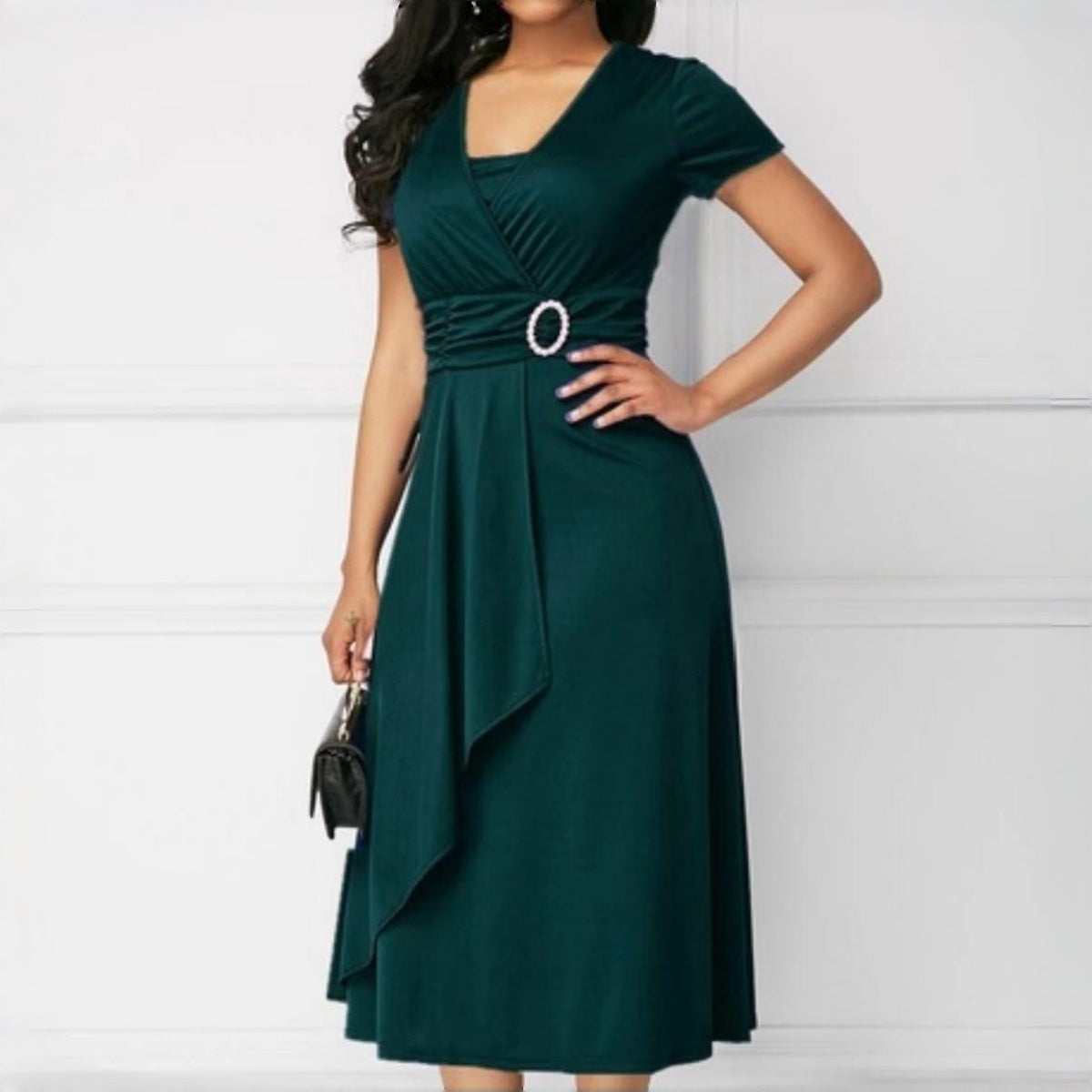 ✅ 【S–5XL Új nyári érkezés】Stílusos és elegáns, aszimmetrikus, V-nyakú ruha kúszó szegéllyel