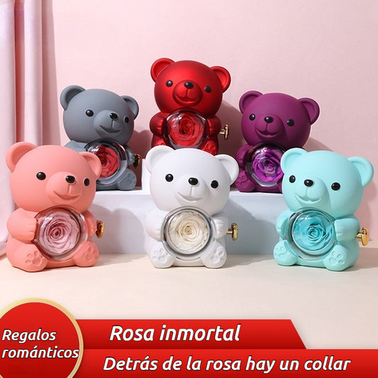 ✨Un osito de peluche combinado con rosas preservadas y un collar es un regalo romántico para el Día de San Valentín.