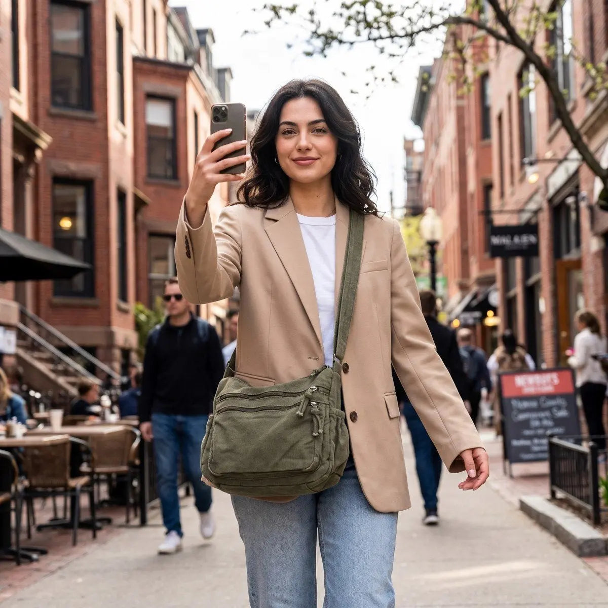 👜✨Prostorná crossbody kabelka z plátna s patinou: vyznačuje se uspořádáním s více přihrádkami na zip a širokým nastavitelným ramenním popruhem.