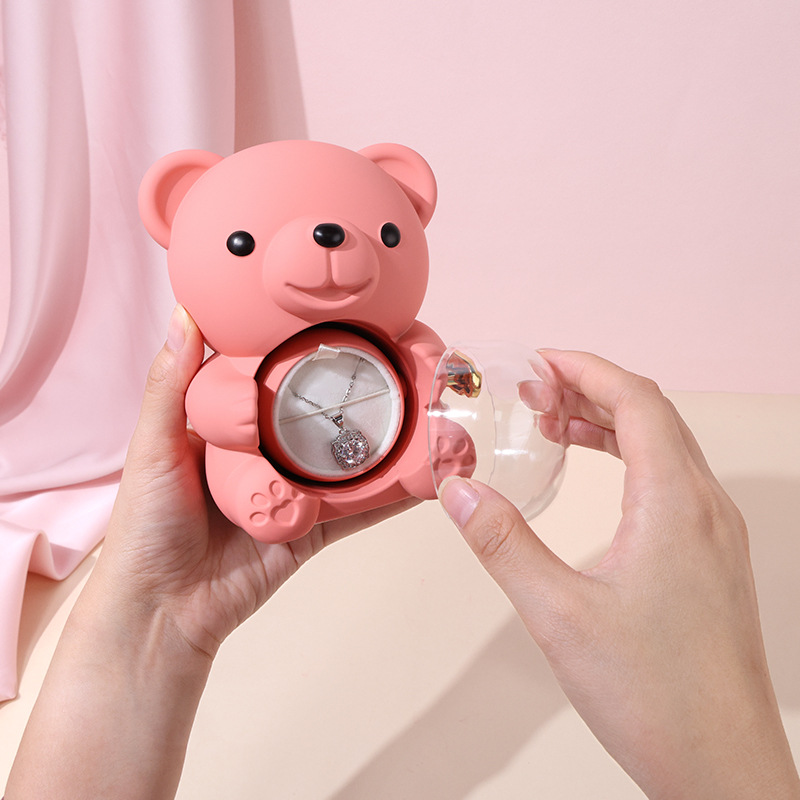 ✨Un osito de peluche combinado con rosas preservadas y un collar es un regalo romántico para el Día de San Valentín.