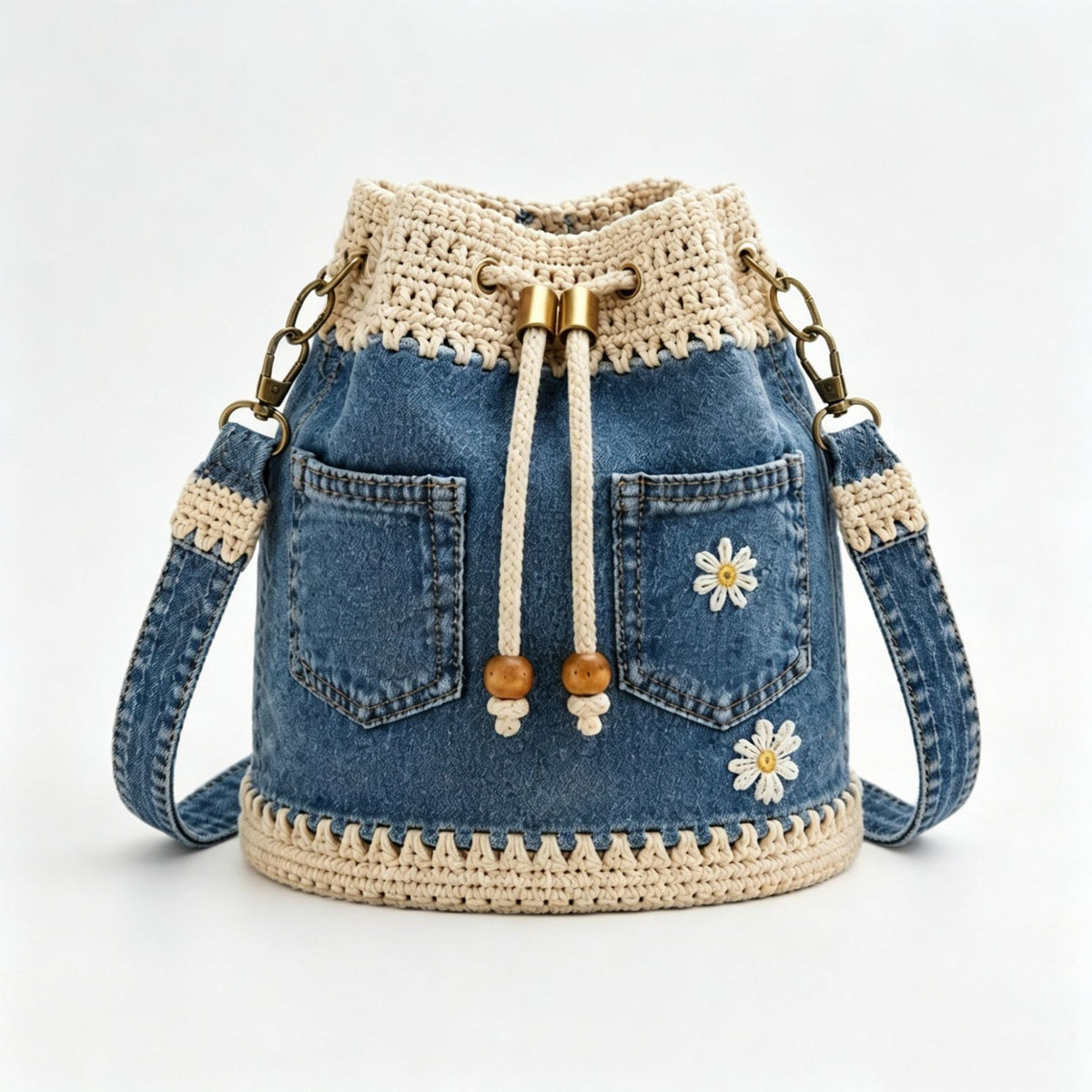 Un bolso de mezclilla trenzada de estilo bohemio que complementará cualquier atuendo ✨